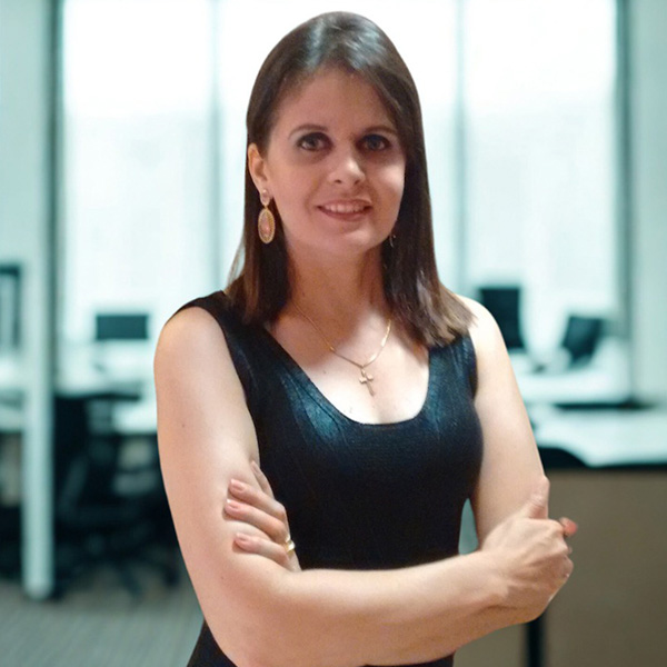 Mulher posando confiante em escritório moderno