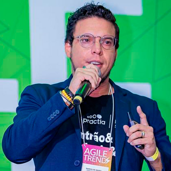 Palestrante falando em evento Agile Trends