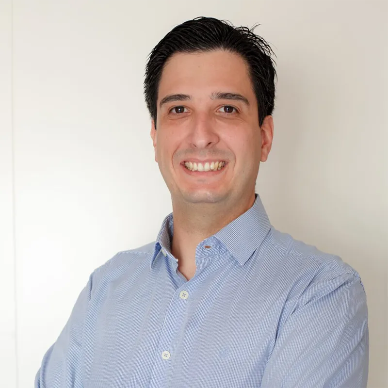 Homem sorrindo com camisa social azul clara