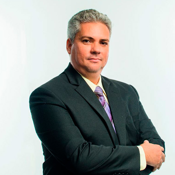 Homem de terno posando com confiança